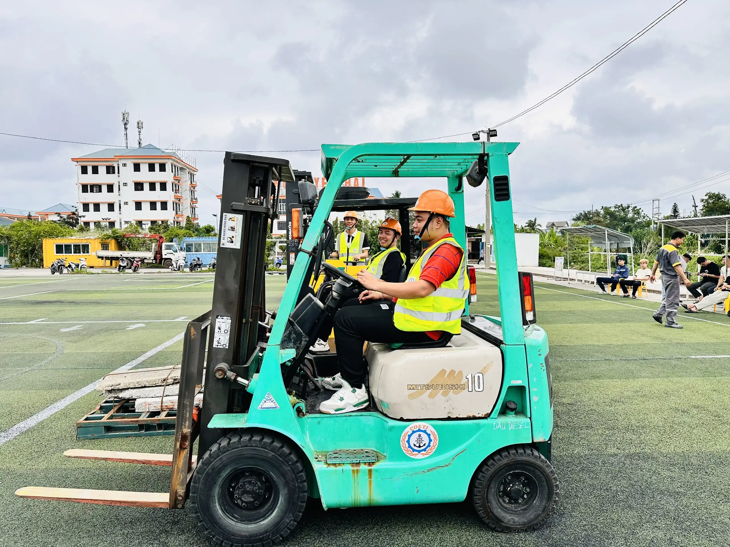 Vận Hành Xe Nâng